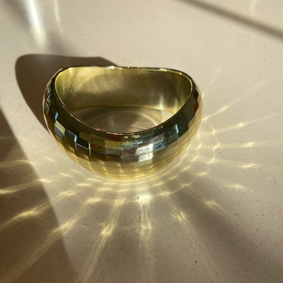 Vintage Acrylic Wavy Faceted Gold Metallic Bangle Bracelet Size 9 🪩 - Picture 6 of 7